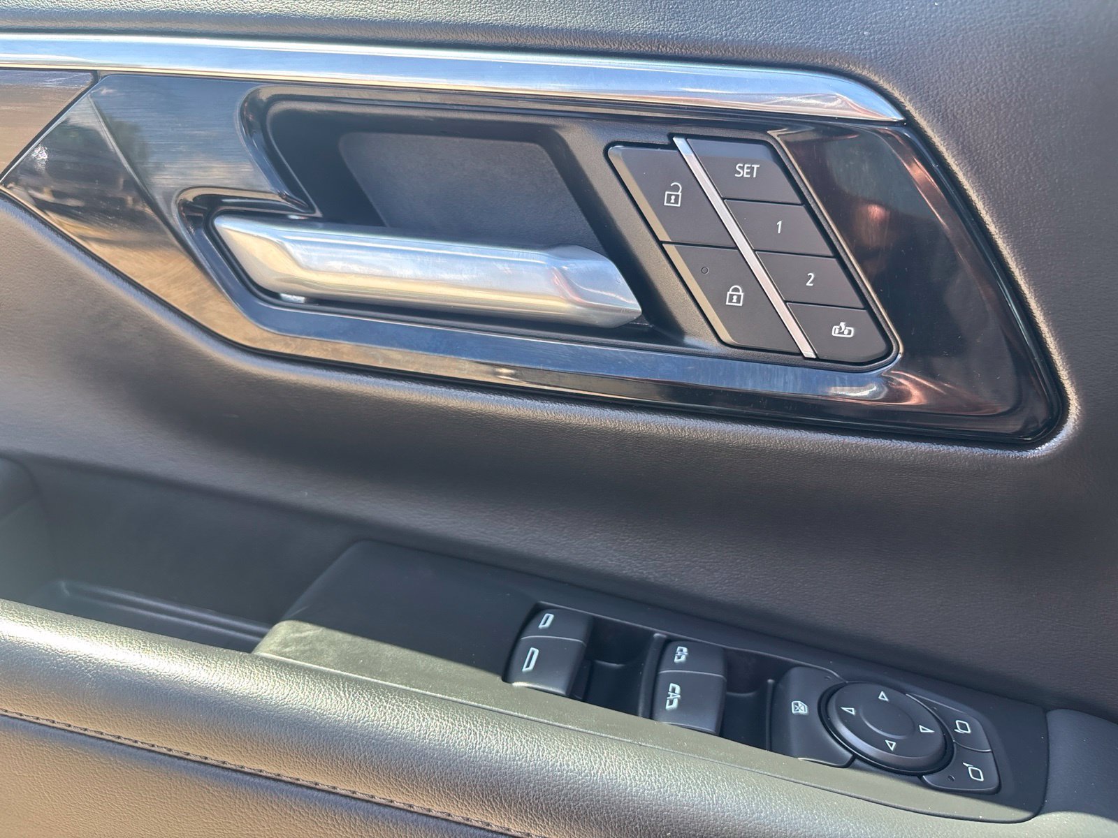 Used 2025 Chevrolet Suburban LT RWD image 14