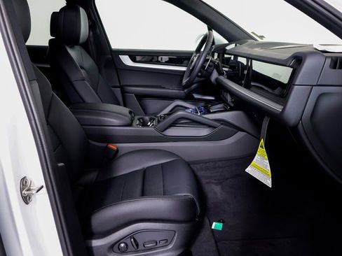 Certified 2025 Porsche Cayenne image 8