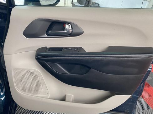 Used 2022 Chrysler Pacifica Touring-L FWD image 7