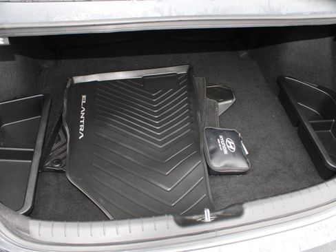 Used 2024 Hyundai Elantra SE image 8