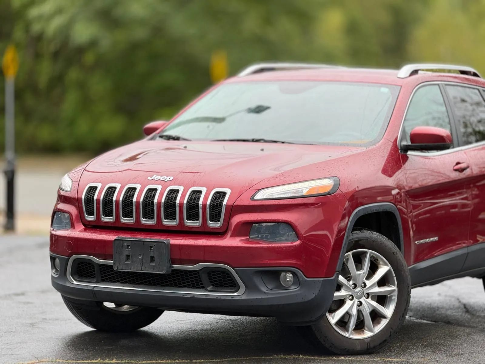 Used 2014 Jeep Cherokee Limited w/ Luxury Group AWD/4WD image 2