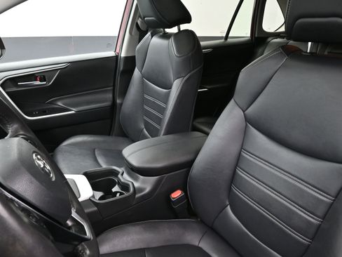 Used 2021 Toyota RAV4 XLE Premium image 11