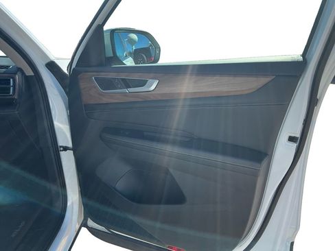 Used 2024 Volkswagen Atlas SE AWD/4WD image 16