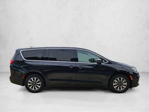 Used 2023 Chrysler Pacifica Touring-L FWD image 4
