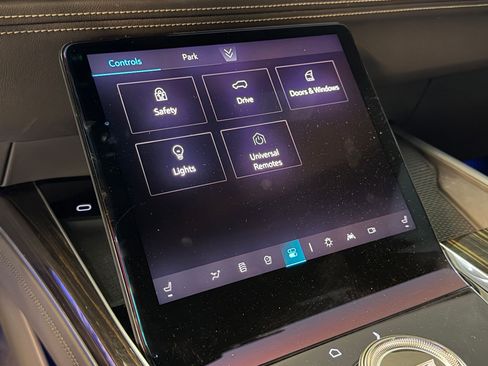 Used 2025 Cadillac Escalade ESV Luxury RWD image 37