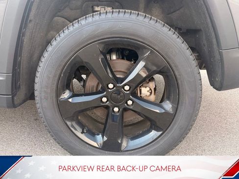 Used 2023 Jeep Grand Cherokee Limited w/ Black Appearance Package AWD/4WD image 9
