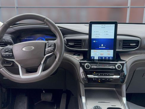 Used 2023 Ford Explorer Platinum w/ Technology Package image 13