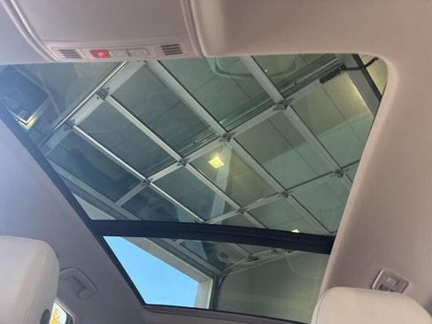 Used 2025 Volkswagen Taos SE w/ Panoramic Sunroof Package image 26