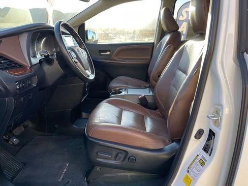 Used 2020 Toyota Sienna Limited image 13