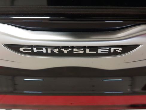 Used 2024 Chrysler Pacifica Touring-L w/ Uconnect Theater Family Group FWD image 34