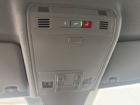 Used 2024 Volkswagen Tiguan SE FWD image 28