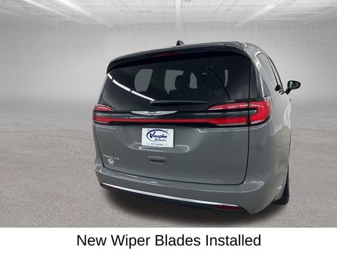 Used 2025 Chrysler Pacifica Select FWD image 13