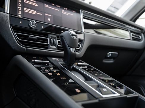 Certified 2026 Porsche Macan AWD/4WD image 24