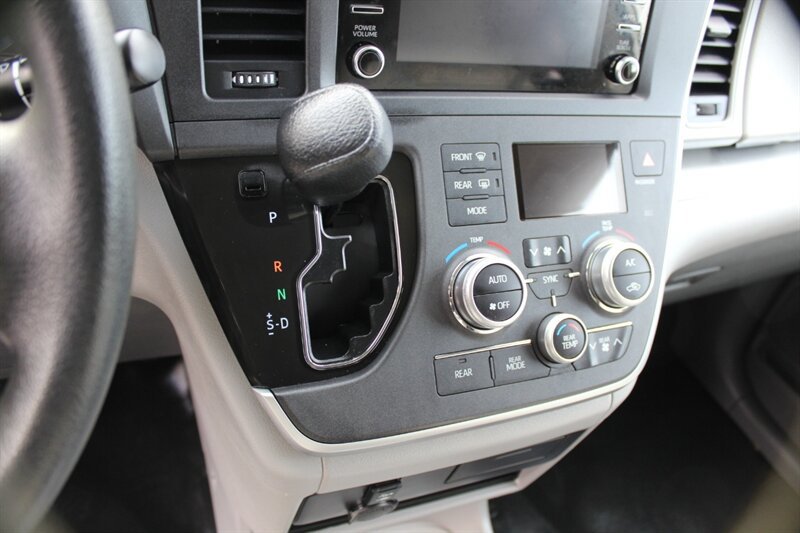 Used 2020 Toyota Sienna L FWD image 12