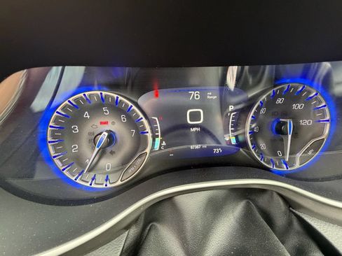 Used 2022 Chrysler Pacifica Touring-L FWD image 5