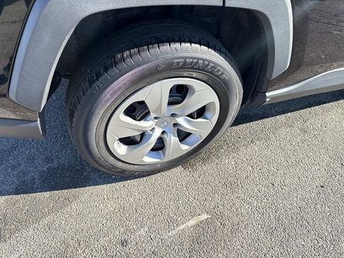 Used 2021 Toyota RAV4 LE image 9