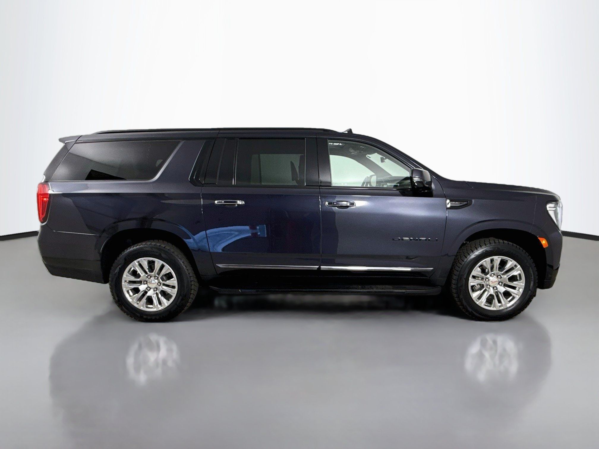 Used 2024 GMC Yukon XL Denali w/ Advanced Technology Package AWD/4WD image 9