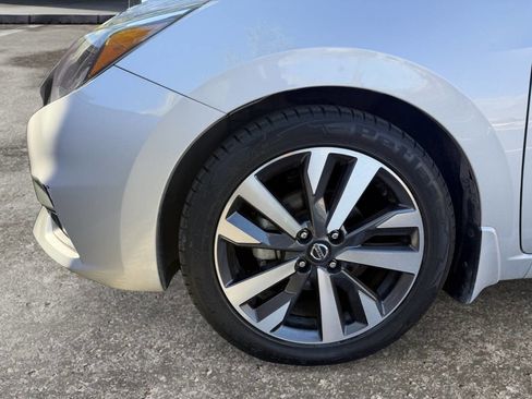 Used 2021 Nissan Versa SR image 6