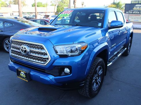 Used 2017 Toyota Tacoma TRD Sport w/ Premium & Technology Package image 4