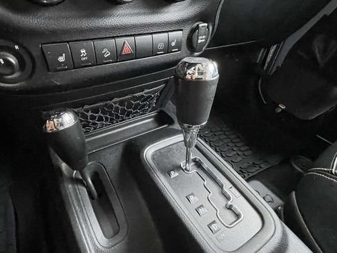 Used 2017 Jeep Wrangler Unlimited Rubicon AWD/4WD image 33