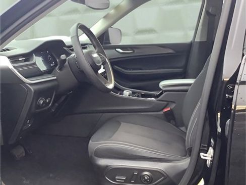 Used 2023 Jeep Grand Cherokee Laredo w/ Luxury Tech Group I image 13