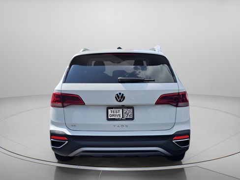Used 2023 Volkswagen Taos SE w/ Panoramic Sunroof Package FWD image 4