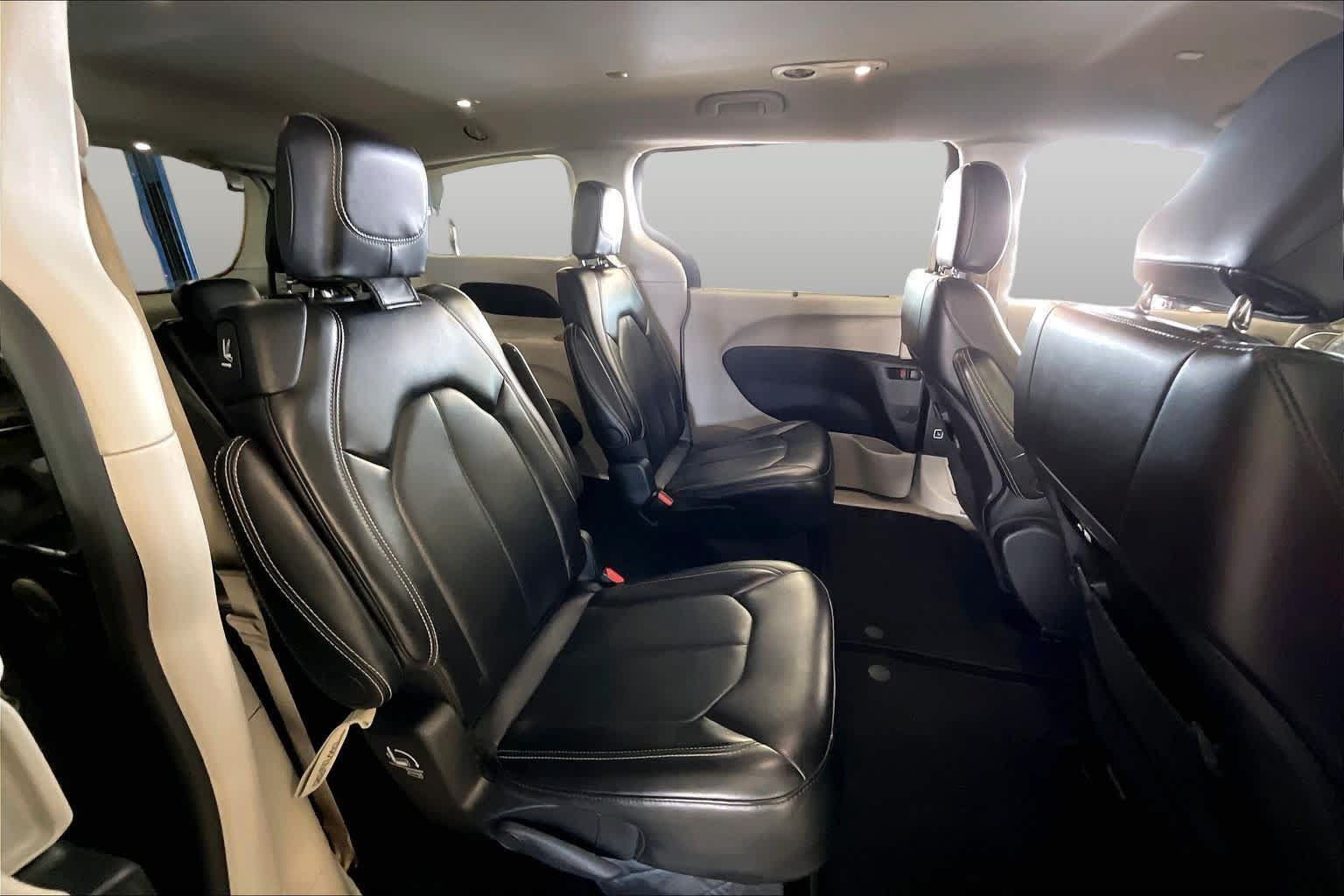 Used 2024 Chrysler Pacifica Touring-L FWD image 17