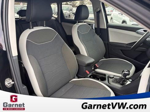 Certified 2025 Volkswagen Taos SE image 38