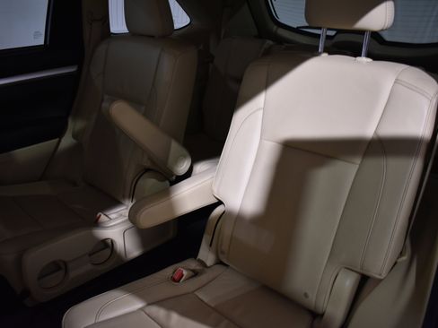 Used 2015 Toyota Highlander XLE image 27