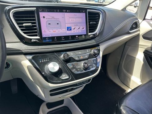 Used 2022 Chrysler Pacifica Touring-L FWD image 44