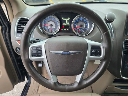 Used 2014 Chrysler Town & Country Touring image 42