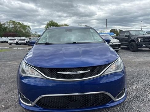 Used 2020 Chrysler Pacifica Touring-L w/ Advanced Safetytec Group FWD image 3