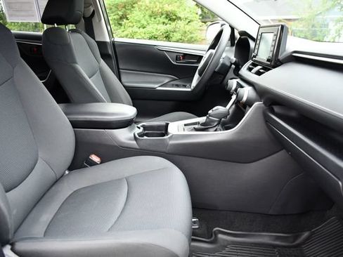 Used 2019 Toyota RAV4 LE w/ Carpet Mat Package FWD image 28
