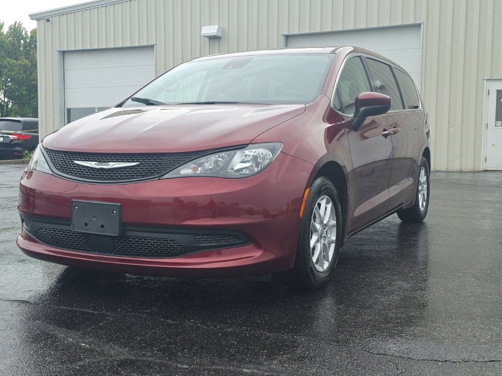 Used 2023 Chrysler Voyager LX FWD image 3