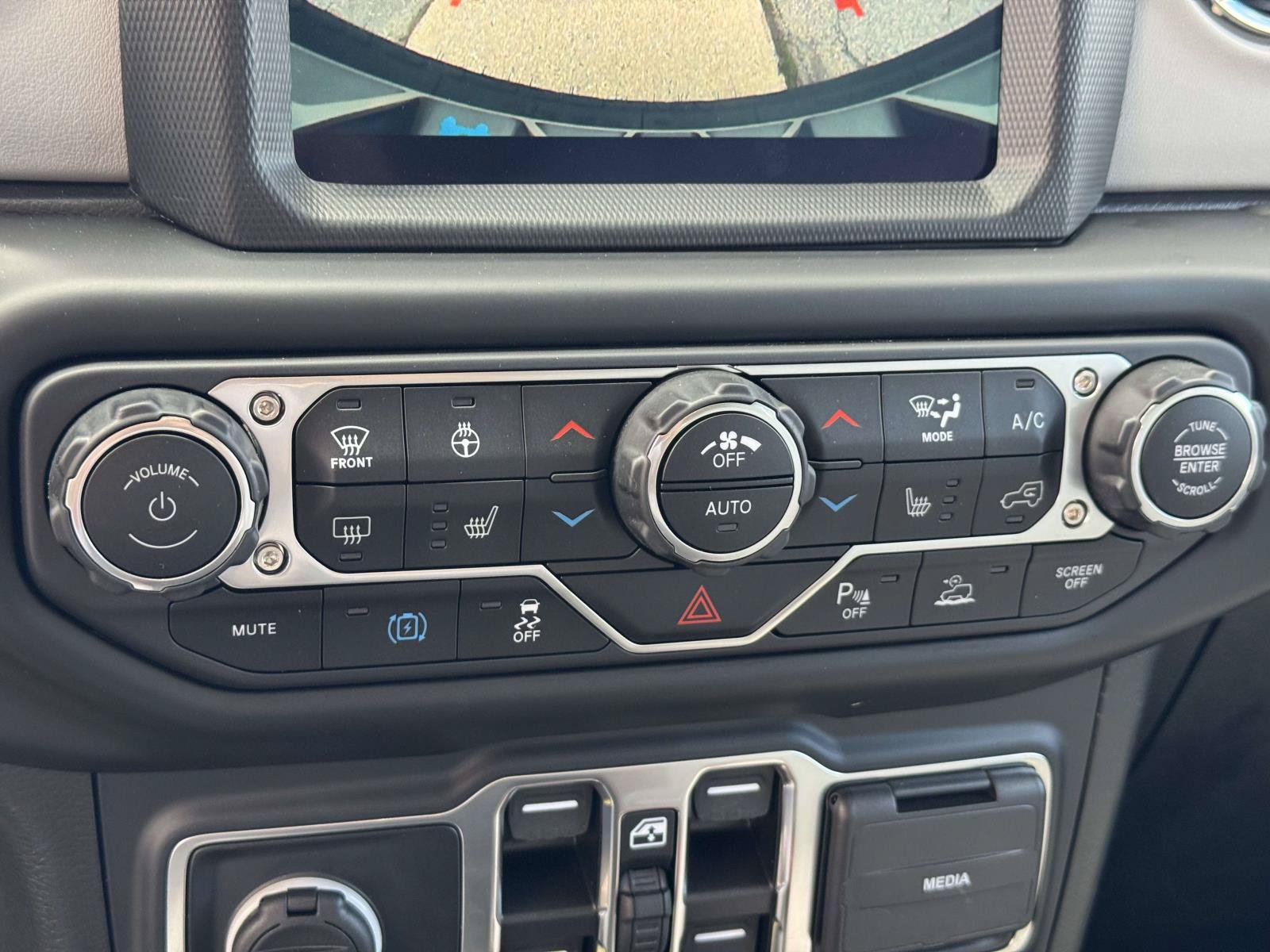 Used 2022 Jeep Wrangler Unlimited Sahara AWD/4WD image 16