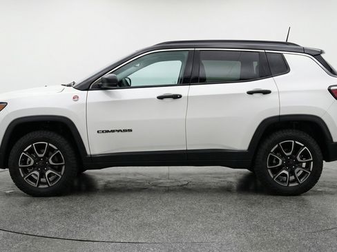 Used 2025 Jeep Compass Trailhawk AWD/4WD image 5