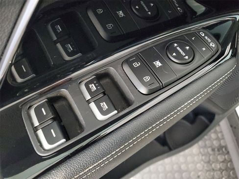 Certified 2022 Kia Niro EX w/ Cold Weather Package image 17