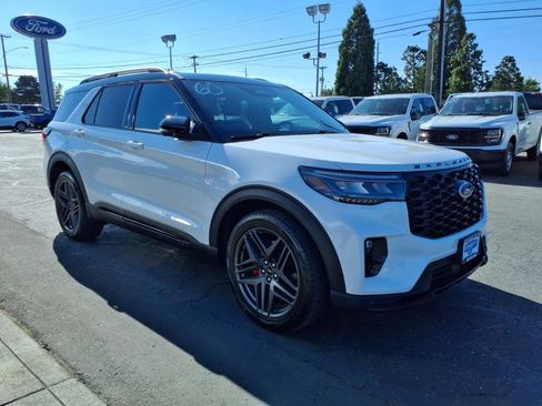 Certified 2025 Ford Explorer ST image 3