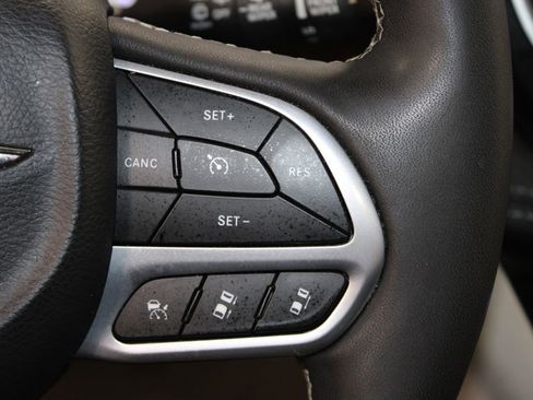 Used 2023 Chrysler Pacifica Limited FWD image 41