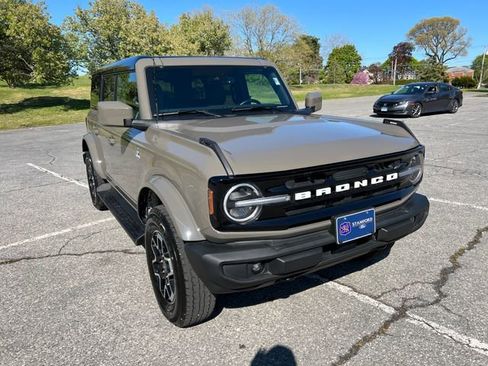 Used 2025 Ford Bronco Outer Banks AWD/4WD image 2