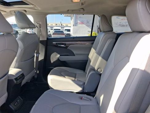 Used 2021 Toyota Highlander Limited AWD/4WD image 6