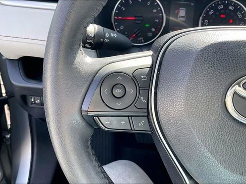 Used 2022 Toyota RAV4 XLE Premium image 18