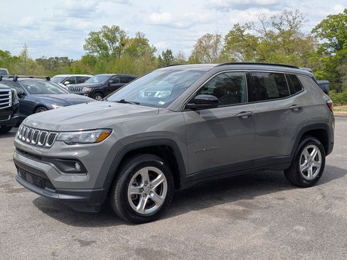 Used 2023 Jeep Compass Latitude w/ Sun and Sound Group AWD/4WD image 5