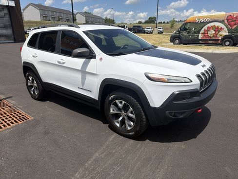 Used 2016 Jeep Cherokee Trailhawk w/ Comfort/Convenience Group AWD/4WD image 5