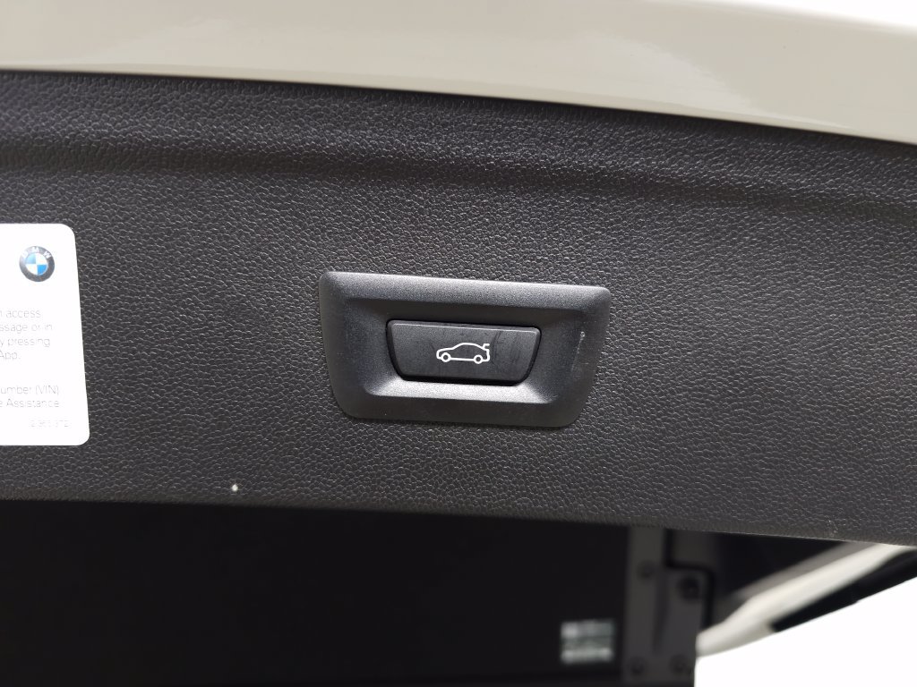 Used 2024 BMW iX xDrive50 w/ Sport Package AWD/4WD image 8