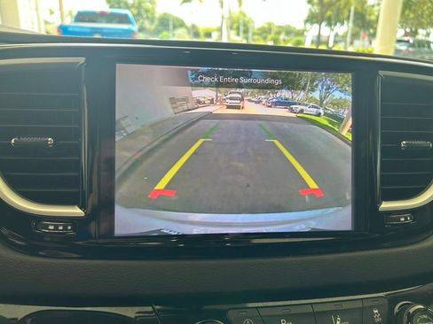 Used 2024 Chrysler Pacifica Touring-L FWD image 10