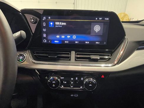 Used 2025 Chevrolet Trax LT w/ LT Convenience Package FWD image 32