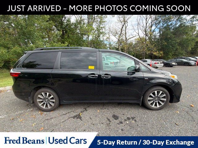 Used 2018 Toyota Sienna XLE w/ XLE Navigation Package AWD/4WD image 9