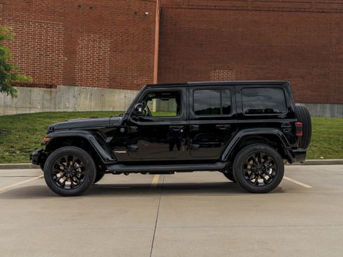 Used 2022 Jeep Wrangler Unlimited Sahara AWD/4WD image 6