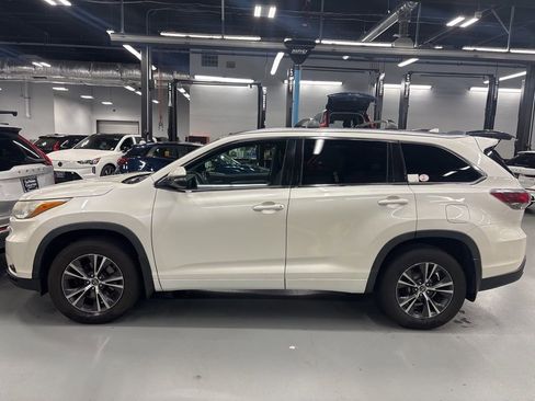 Used 2016 Toyota Highlander XLE AWD/4WD image 2